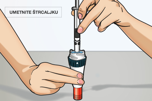 S držačem štrcaljke okrenutim prema dolje i ravnoj površini, umetnite iglu s krajem na kojem se nalazi kapica u držač štrcaljke.